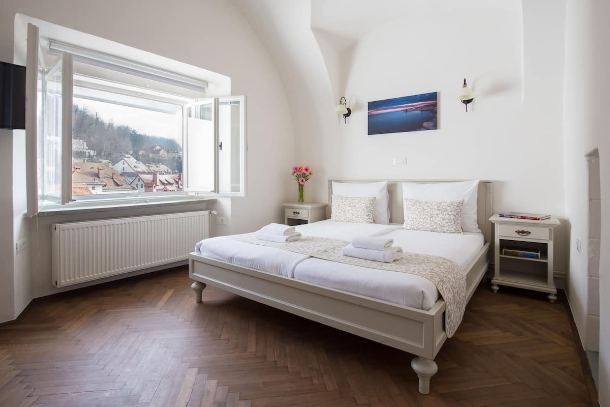 Apartment, 2 Bedrooms (The Castle View No.1) | 2 bedrooms, soundproofing, iron/ironing board, free WiFi