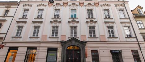 Un edificio storico con un ingresso centrale, diverse finestre e un cartello con scritto 'Guinness'.