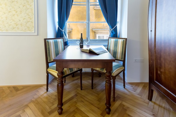 Doppelzimmer (The Mistress Room) | Essbereich im Zimmer