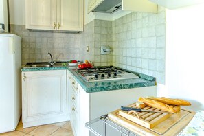 Departamento, 2 habitaciones (Casale Pino trilo 4+2) | Cocina privada | Refrigerador, horno, parrilla de estufa y cafetera y tetera