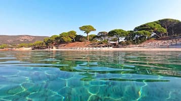 Una spiaggia nelle vicinanze