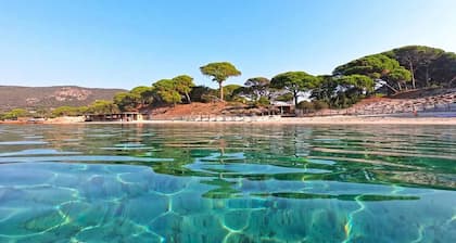 Villa Alzu, 6 pers, 3 bedrooms, shared heated pool, in the heart of the Corsican maquis