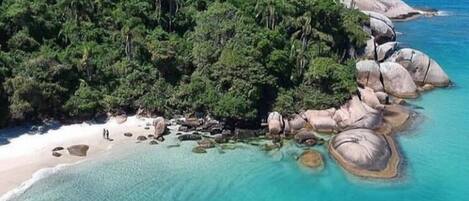 靠近海滩、白沙