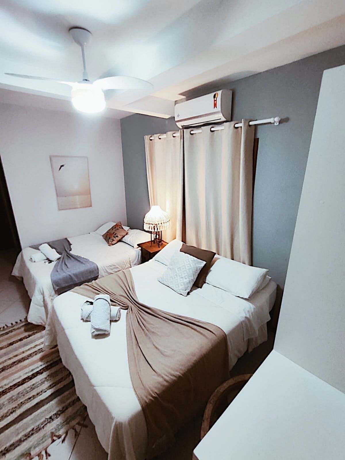 Quarto duplo conforto | Individualmente decorados, individualmente mobiliados, escrivaninha