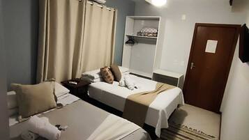 Quarto duplo conforto | Individualmente decorados, individualmente mobiliados, escrivaninha