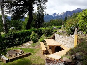 Outdoor dining - Chalet with amazing lake and golf course view! 4 BD 3 Bath (Bariloche)