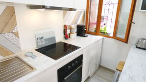 Uma cozinha compacta com fogão, forno e pia embutidos.