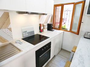 Een koelkast, een microgolfoven, een oven, een kookplaat