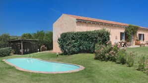 A house with a swimming pool, a patio, and a garden. - Villa Cannigione (Palau)