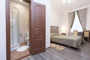 Enkeltrom – standard | Skrivebord, strykejern/-brett og barnesenger (inkludert)