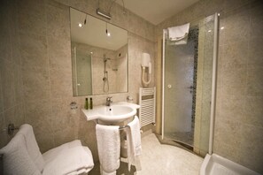 Shower, rainfall showerhead, bidet - Villa Donnini (Reggello)