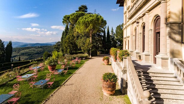 Un chemin menant à un bâtiment d’où l’on peut admirer le paysage.