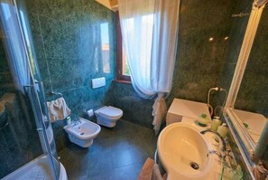 Apartment, 2 Schlafzimmer | Badezimmer | Komfortbadewanne, Regendusche, Bidet, Handtücher