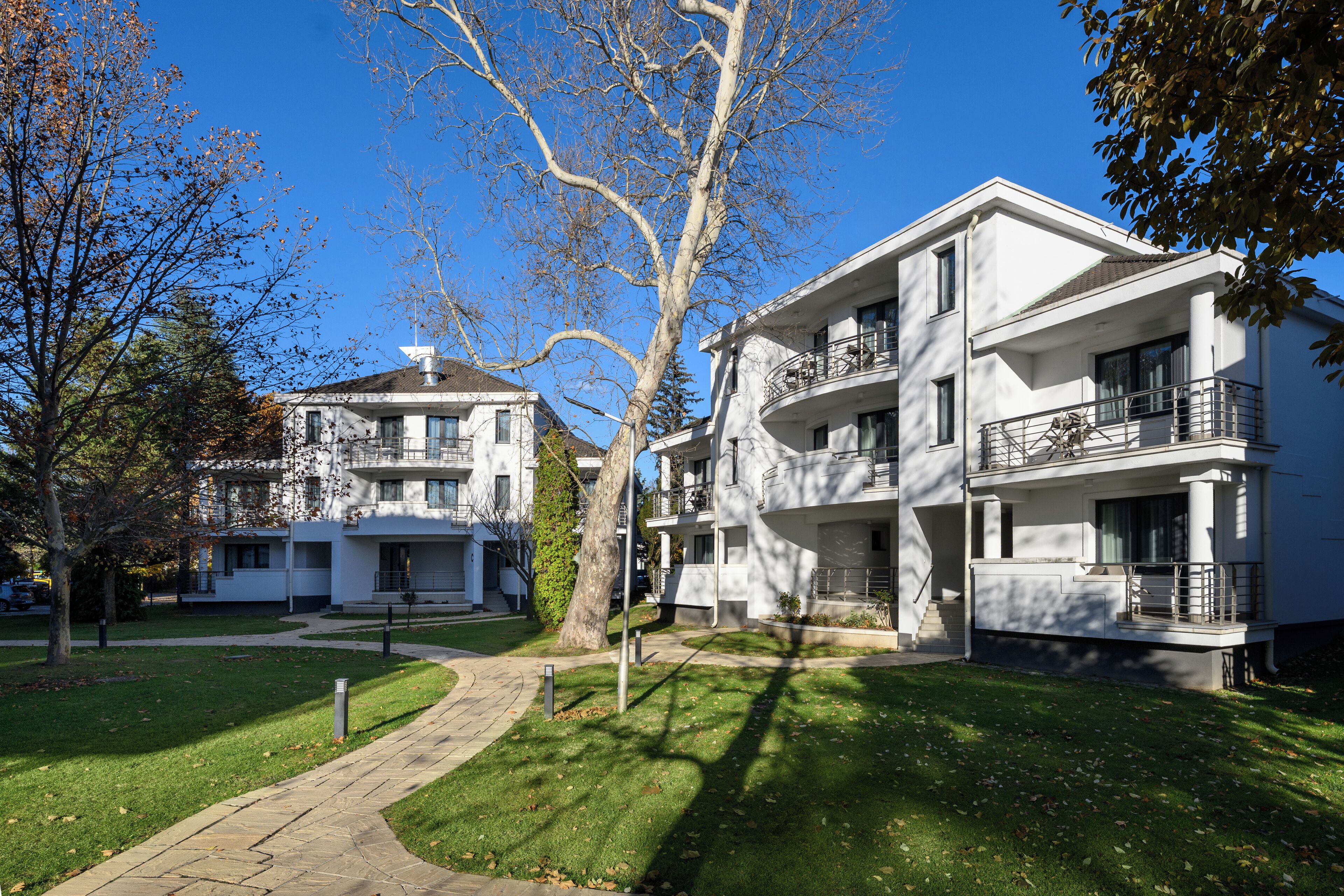 Caja de seguridad en la habitación, escritorio y cortinas blackout 