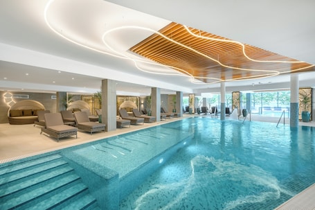 Indendørs pool, udendørs pool, liggestole, livreddere på stedet