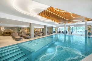 室内游泳池，室外游泳池，08:00 至 20:00 开放, 日光浴躺椅, 现场救生员