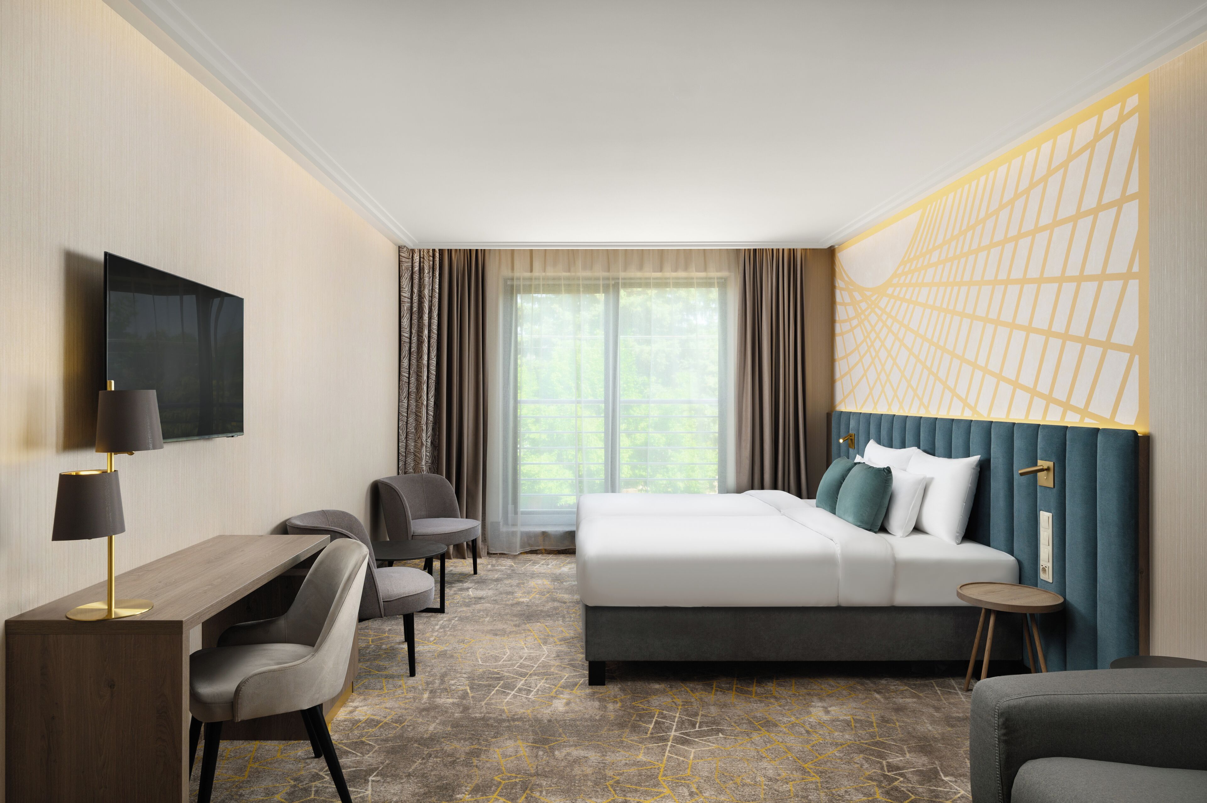 Ein Hotelzimmer mit Bett, Schreibtisch, Stühlen und Fernseher.