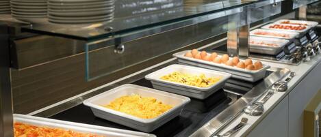 Un bufé con diversos alimentos y utensilios.