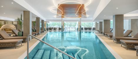Innenpool, Außenpool, geöffnet von 08:00 Uhr bis 20:00 Uhr, Liegestühle