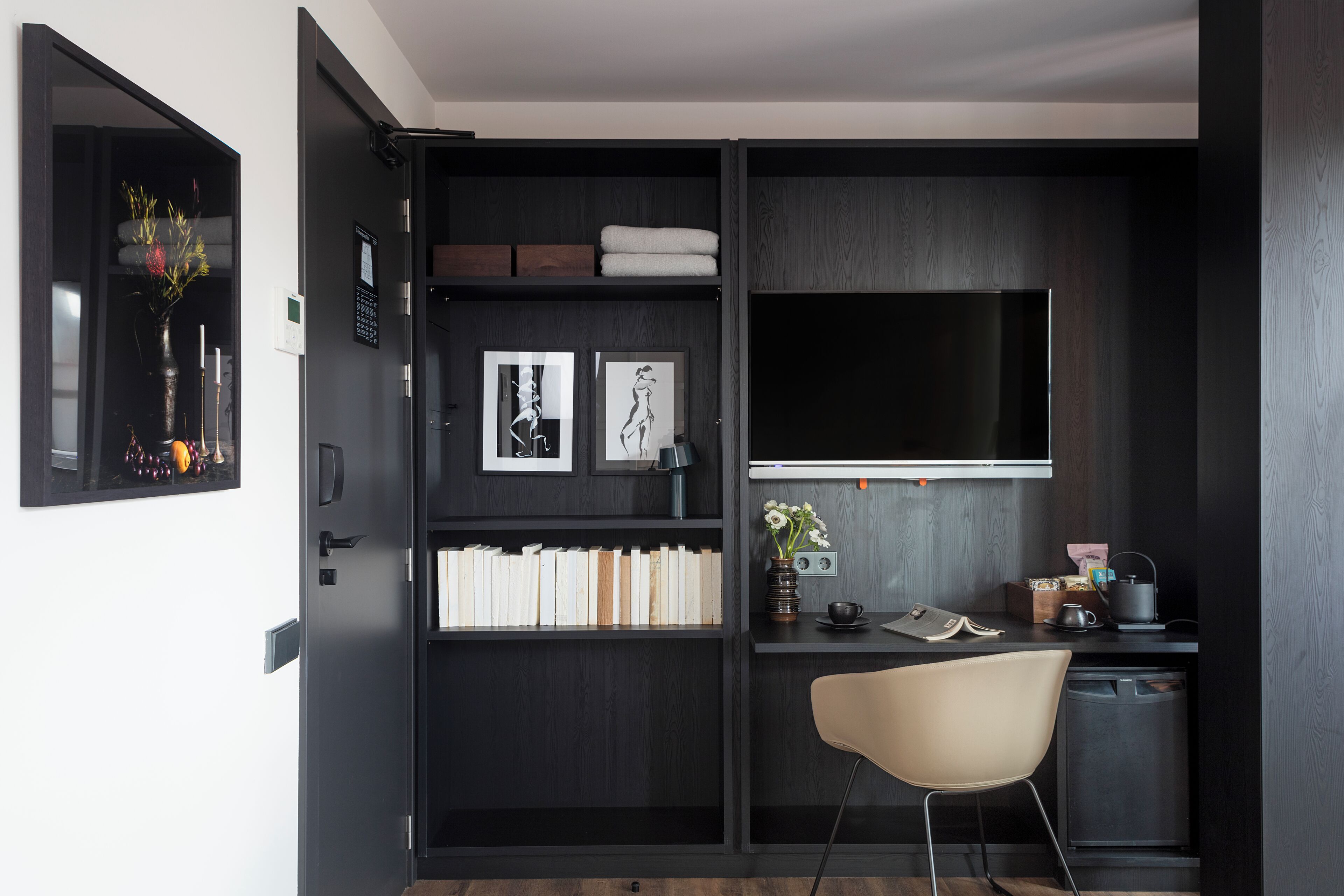 junior suite | living area | led tv