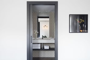 Regadera, amenidades de baño de diseñador, secadora de cabello, batas