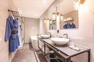 Suite familiar | Baño | Artículos de higiene personal gratuitos, secador de pelo, jabón y champú