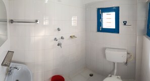 Een douche, gratis toiletartikelen, pantoffels, handdoeken