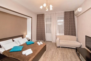 3 bedrooms, in-room safe, iron/ironing board, cots/infant beds