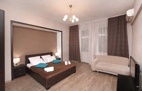 3 bedrooms, in-room safe, iron/ironing board, cots/infant beds