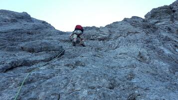 Un terrain rocheux sur lequel une personne est en train d’escalader.