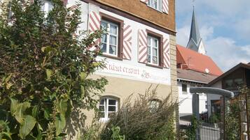 A traditional building with a sign that reads "Kräft & Wirt."