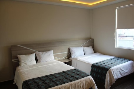 Een laptopwerkplek, gratis wifi, beddengoed. Hotel 25