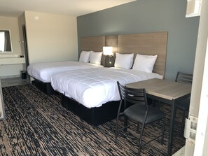 Premium bedding, desk, soundproofing, iron/ironing board - Super 8 by Wyndham Sulphur South (Sulphur)