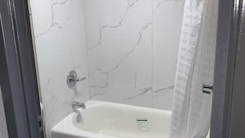 Ducha y bañera combinadas, secador de pelo y toallas
