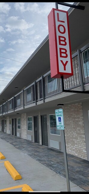 Terrace/patio - Super 8 by Wyndham Sulphur South (Sulphur)