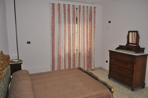 Quadruple Room | In-room safe, free WiFi, bed sheets - Naples Experience B&B (Naples)