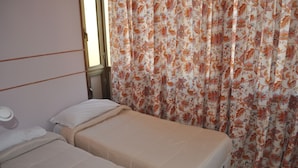 A room with two beds, a window, and floral curtains. - Naples Experience B&B (Naples)