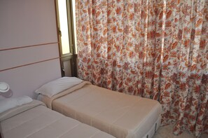 Chambre Triple | Coffres-forts dans les chambres, Wi-Fi gratuit, draps fournis