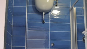 A bathroom with a white sink, a toilet, and a shower area. - Naples Experience B&B (Naples)