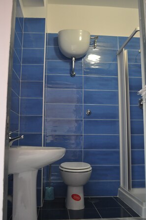 Chambre Double ou avec lits jumeaux | Salle de bain | Douche, sèche-cheveux, bidet, serviettes fournies