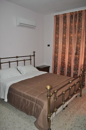 Chambre Double ou avec lits jumeaux | Coffres-forts dans les chambres, Wi-Fi gratuit, draps fournis