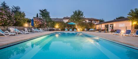 حمّام سباحة خارجي موسمي، مظلات على حمّام السباحة، مقاعد للتشمس