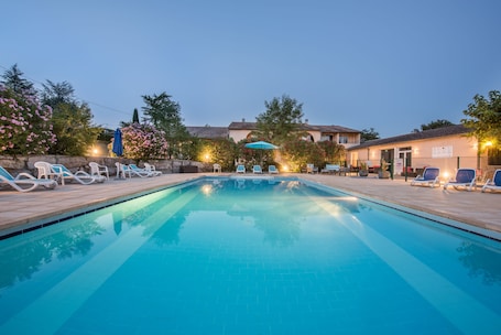 Una piscina al aire libre de temporada, sombrillas. Hotel Le Clos des Bruyeres