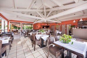 Restaurant - Hotel Le Clos des Bruyeres (Vallon-Pont-d'Arc)