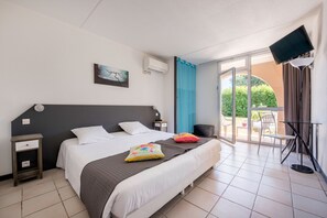 Desk, blackout curtains, soundproofing, iron/ironing board - Hotel Le Clos des Bruyeres (Vallon-Pont-d'Arc)