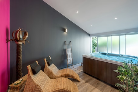 Indoor spa tub. Hotel Le Clos des Bruyeres