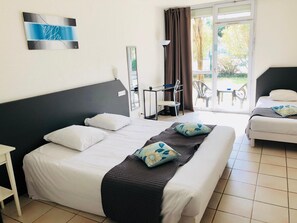 Escriptori, cortines opaques i habitacions insonoritzades 