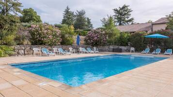 Piscine extérieure (ouverte en saison), parasols de plage