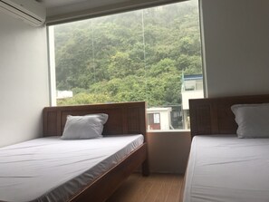Quarto casal clássico, 2 camas Queen, vista para a montanha | Vista do quarto
