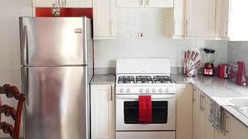 Lemari es di ruangan bersama dan microwave di ruangan umum